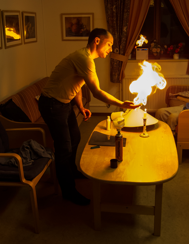 Jens Råberg visar ett av sina eldexperiment. Foto: Gunnar Nilsson