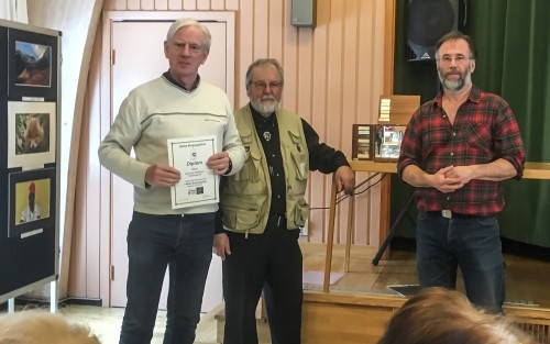 Gunnar Nilsson tar emot priset som totalvinnare i klassen svartvitt vid årets Närke Bergslagsfoto.